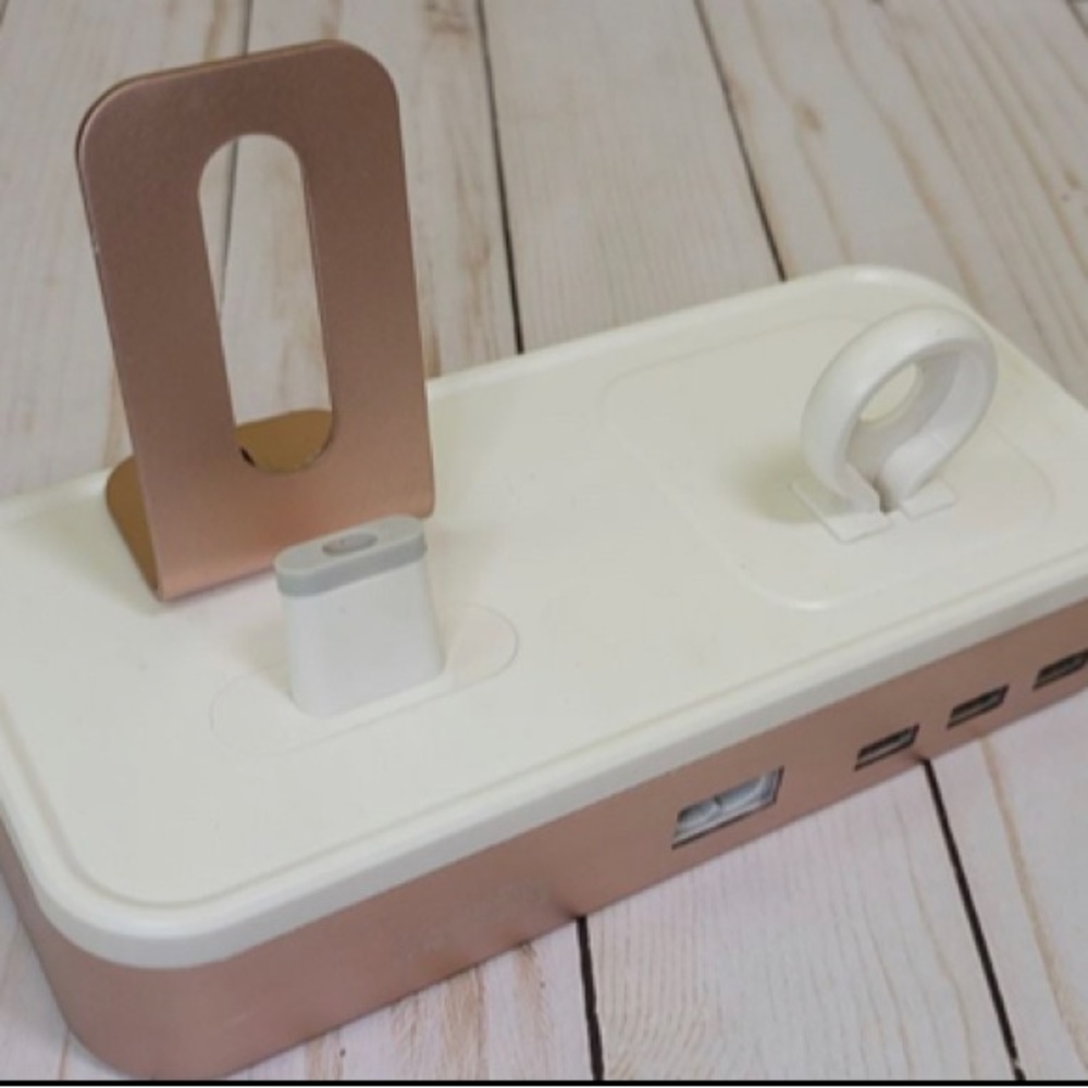 Oittm Charging Station 3 in 1 rose gold Chargers included